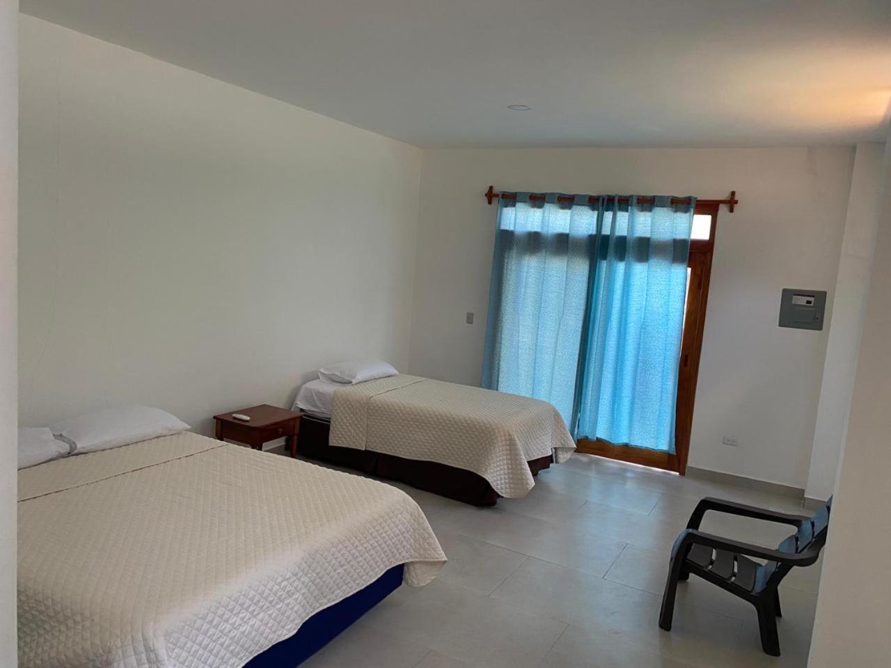 Penguin House Hotel Puerto Villamil Kültér fotó