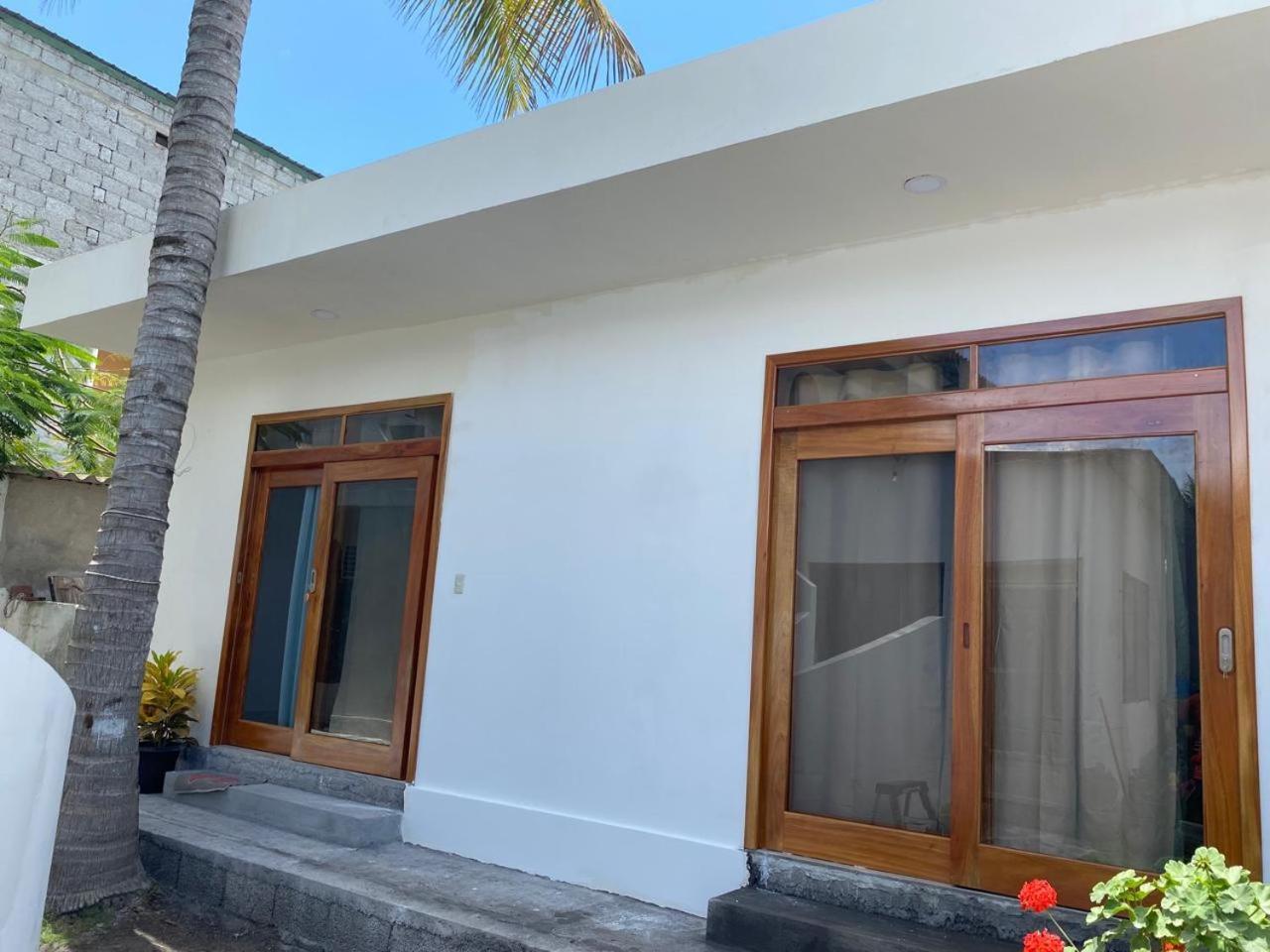 Penguin House Hotel Puerto Villamil Kültér fotó