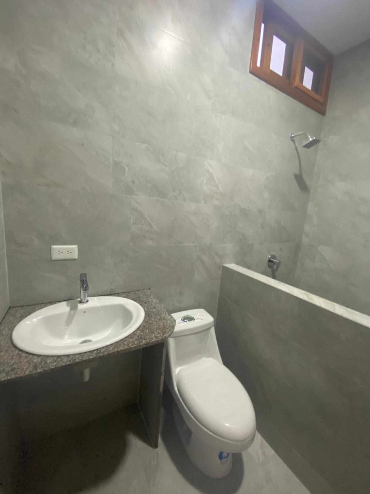 Penguin House Hotel Puerto Villamil Kültér fotó