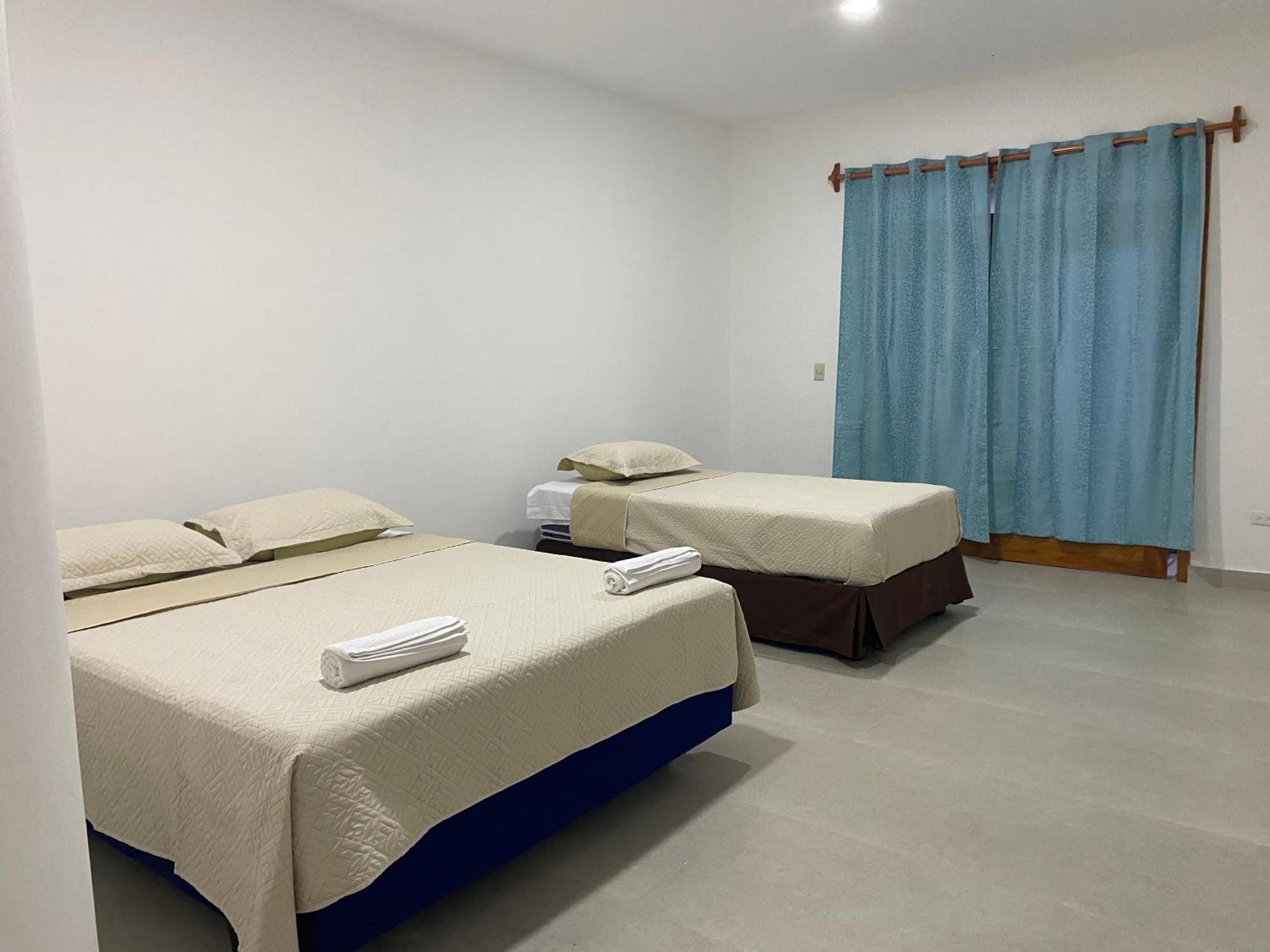 Penguin House Hotel Puerto Villamil Kültér fotó