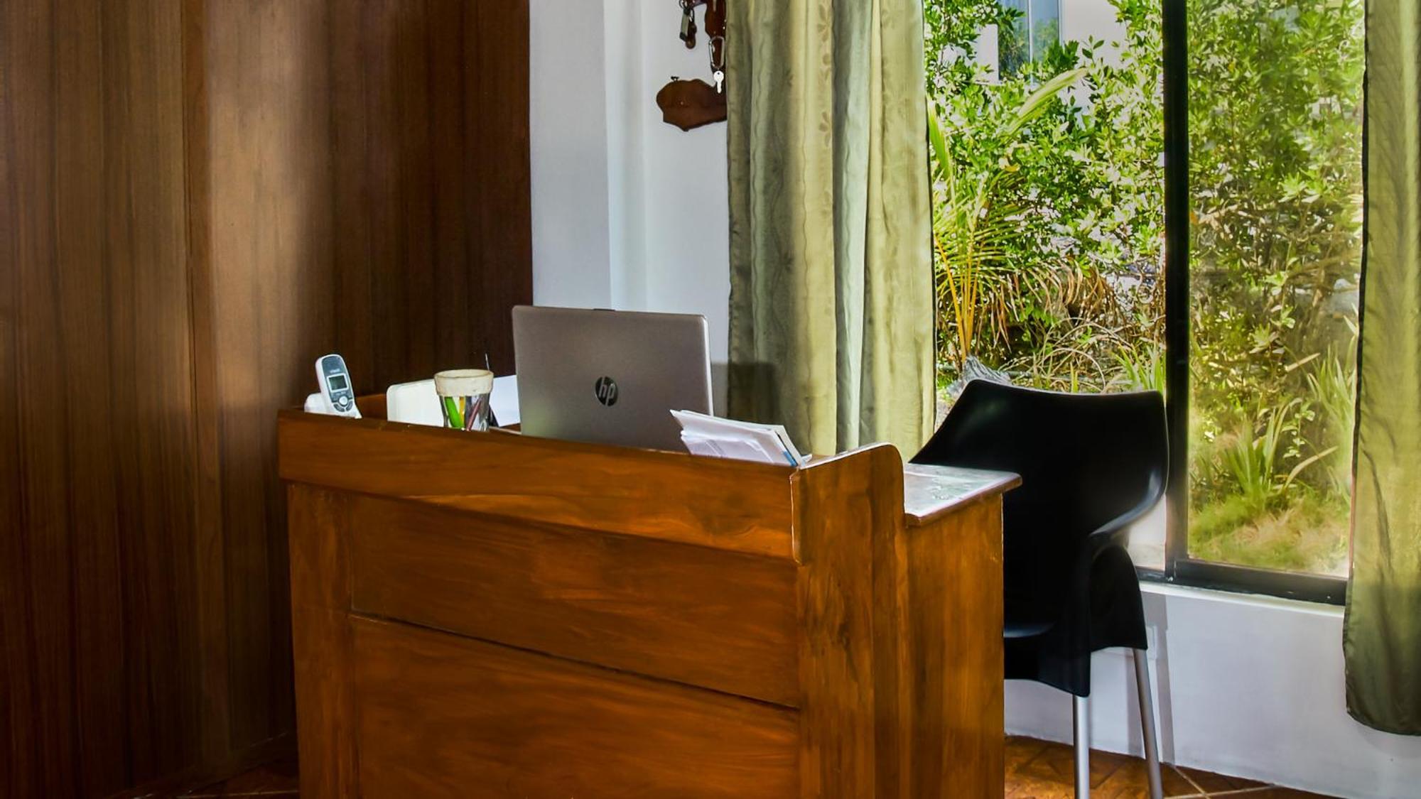 Penguin House Hotel Puerto Villamil Kültér fotó