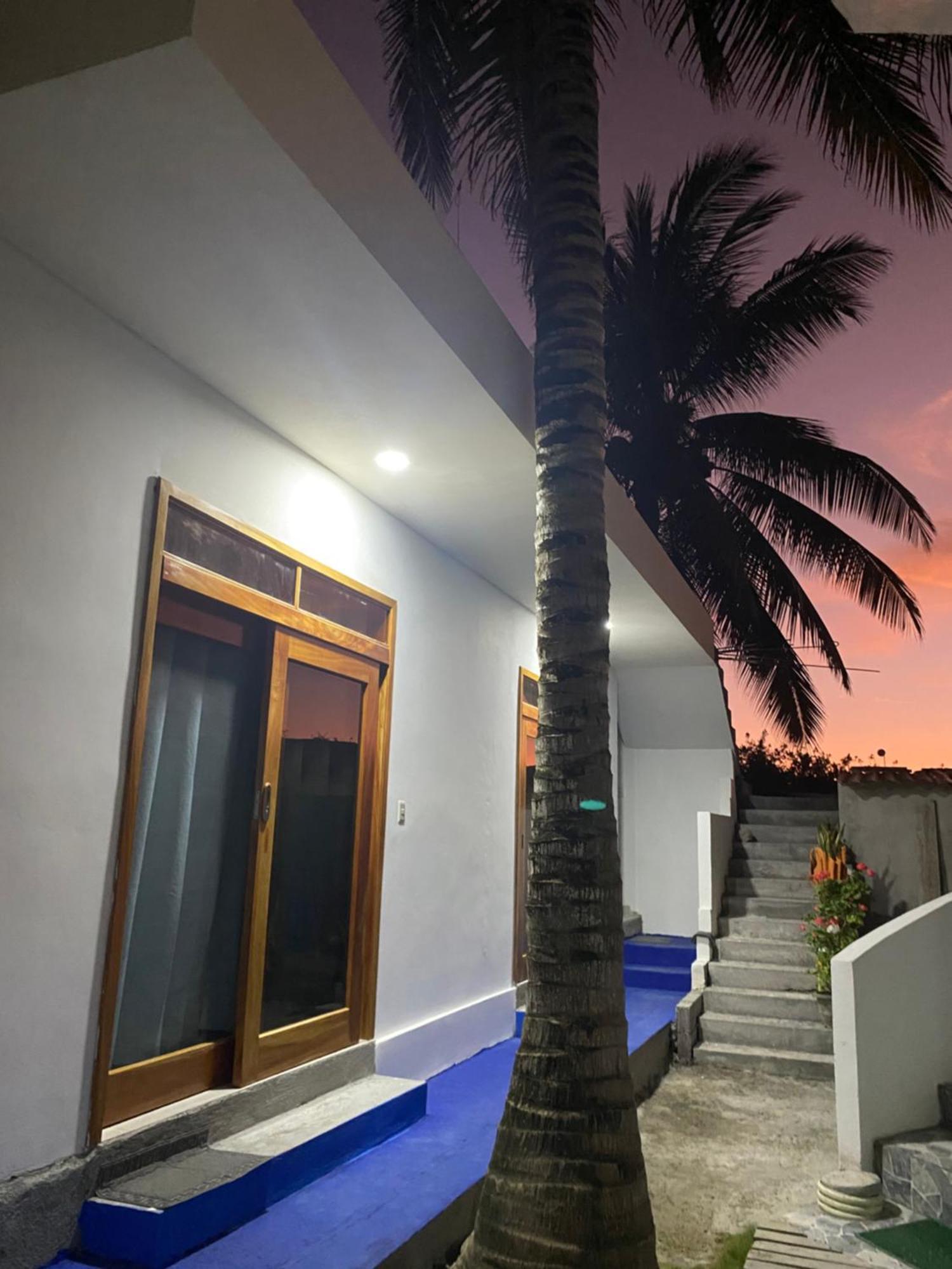 Penguin House Hotel Puerto Villamil Kültér fotó
