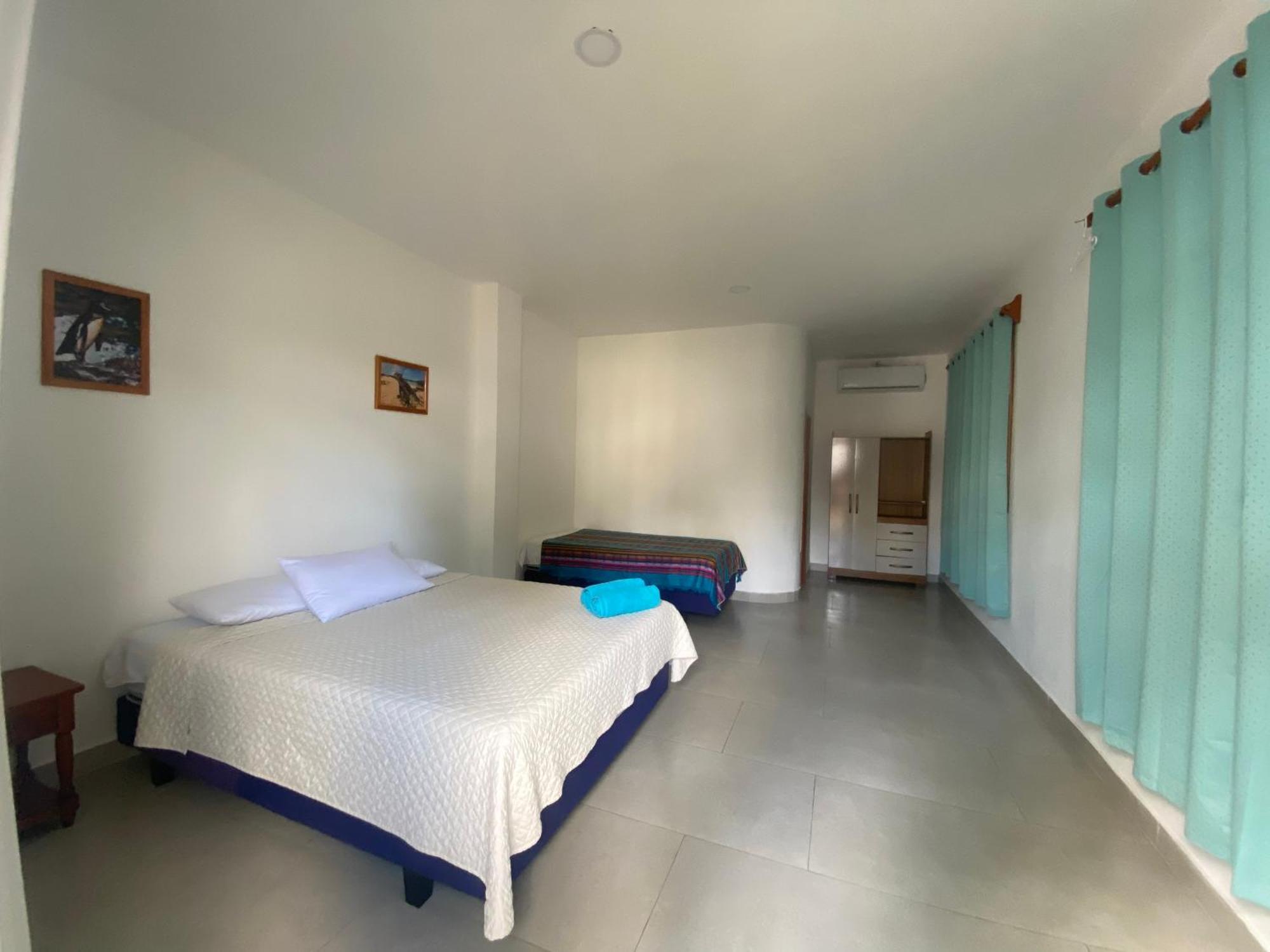 Penguin House Hotel Puerto Villamil Kültér fotó